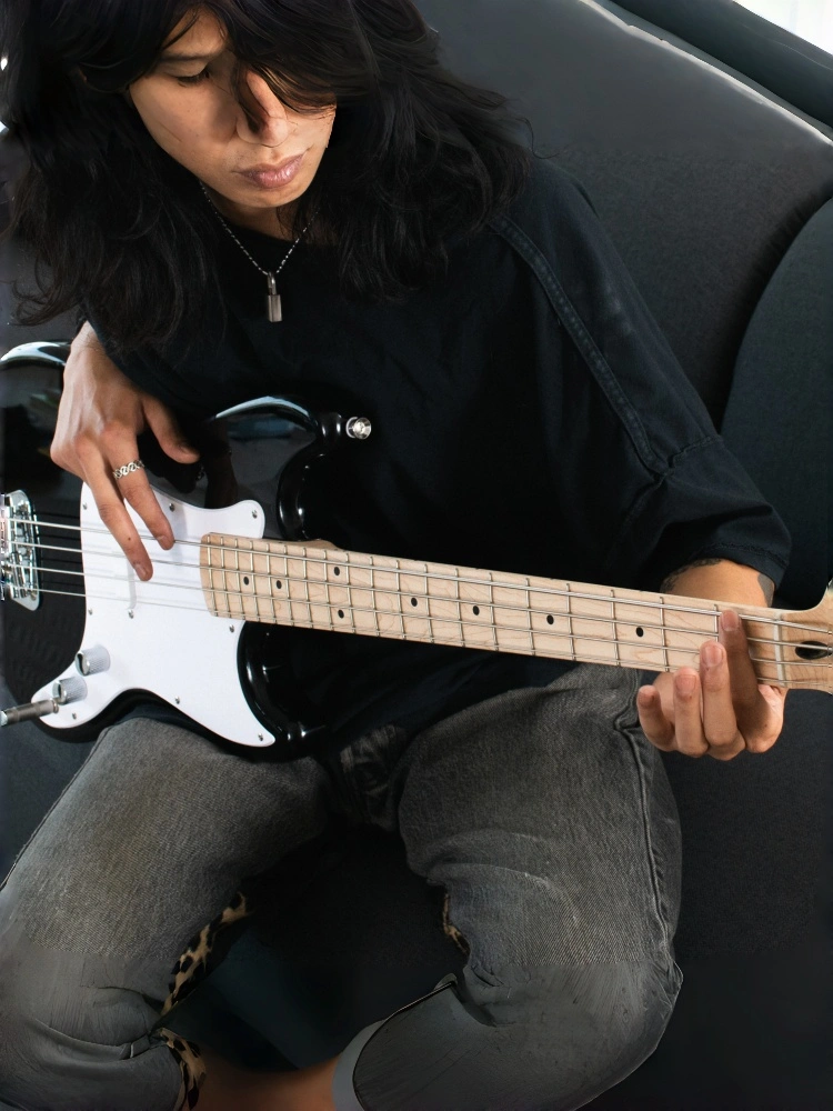 FENDER electric guitar and MusicGear