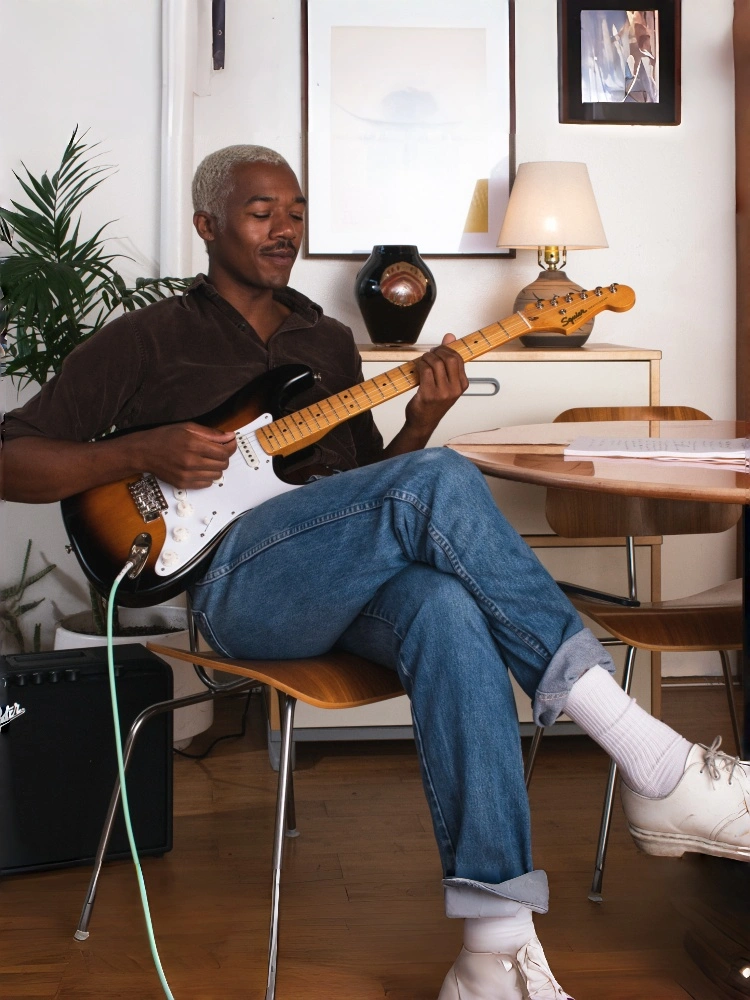 FENDER electric guitar and MusicGear